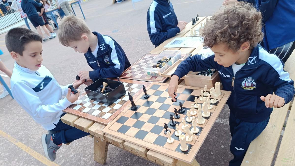 Escolares juegan al ajedrez en una de las actividades de la semana cultural del CEIP Antonio Machado de Pedro Abad.
