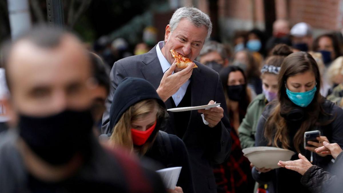 Bill de Blasio menjant pizza en una fotografia d’arxiu. | REUTERS