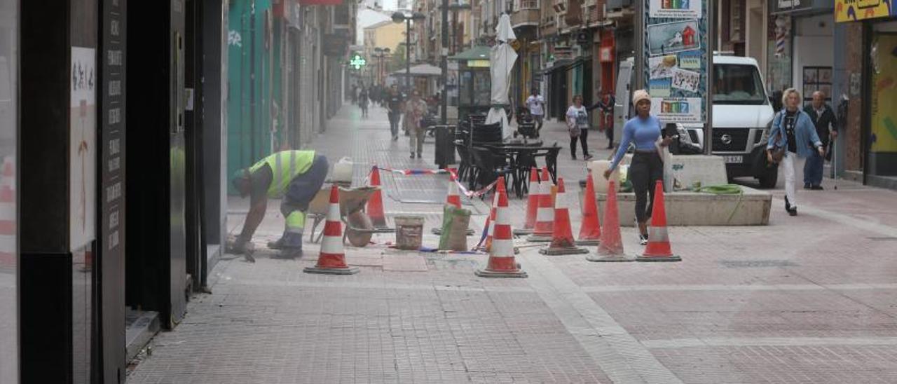 El Ayuntamiento de Zaragoza ha iniciado los trabajos de sustitución de las baldosas rotas en la calle Delicias.  | ÁNGEL DE CASTRO
