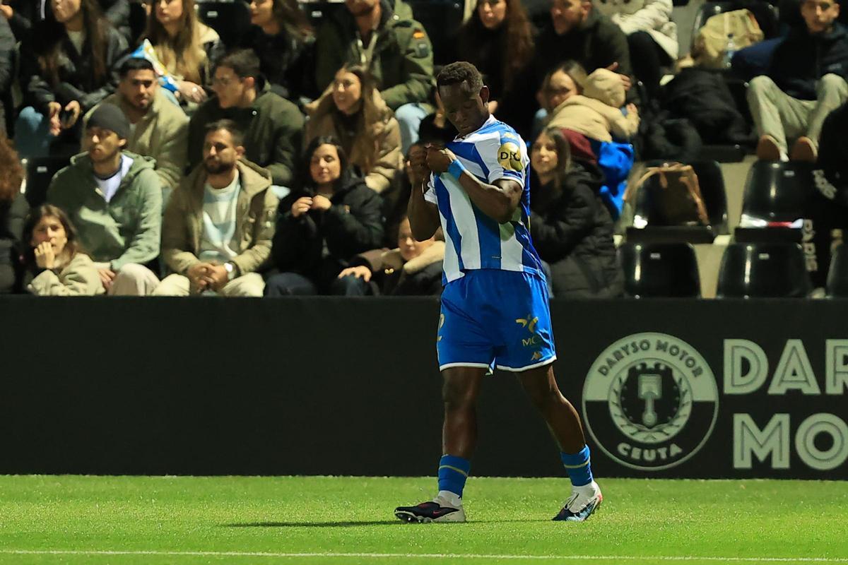 Bil besa el escudo en su gol al Ceuta con el Deportivo