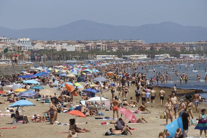 Llenazo en las playas de la Malva-rosa y las Arenas este sábado en València