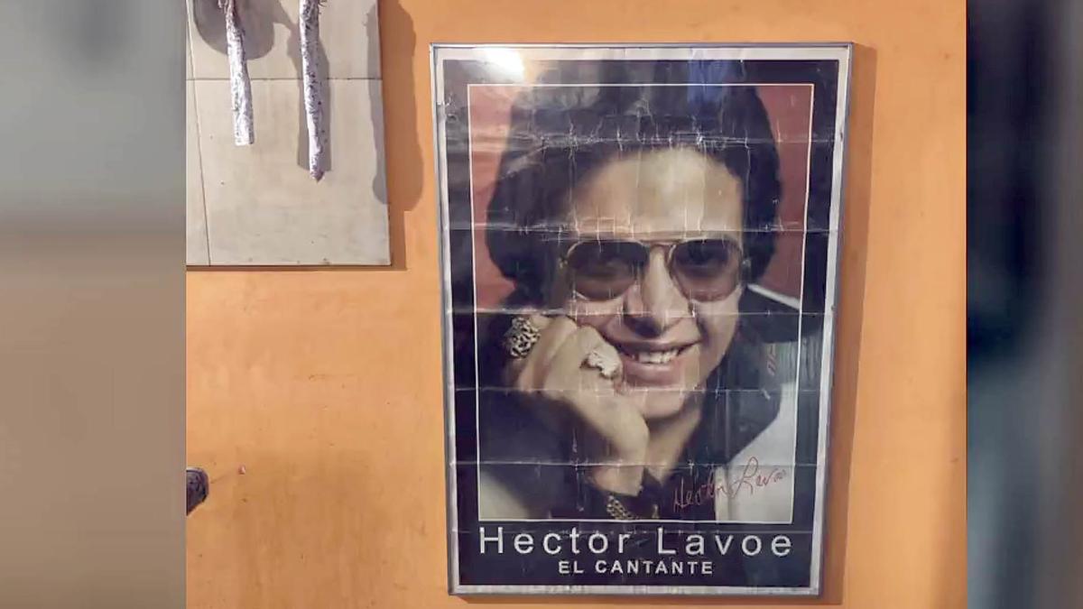 El póster de Héctor Lavoe sonríe en el bar Soto’s entre fuets.  