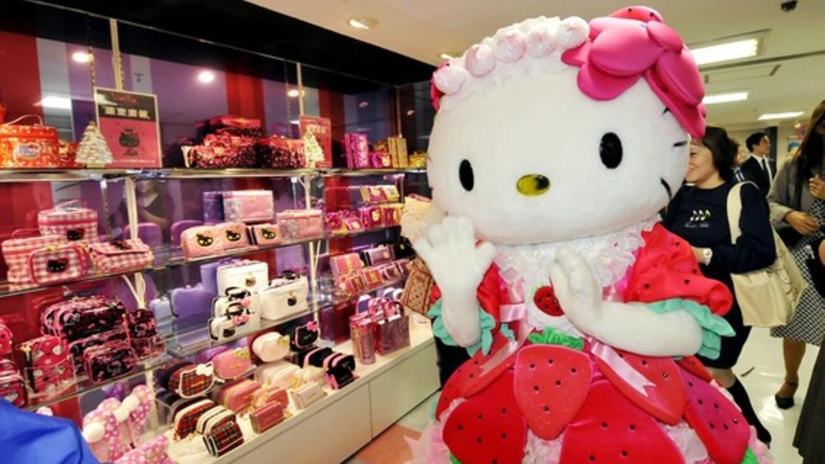 El carácter de Sanrio, Hello Kitty, en una tienda en Tokyo.