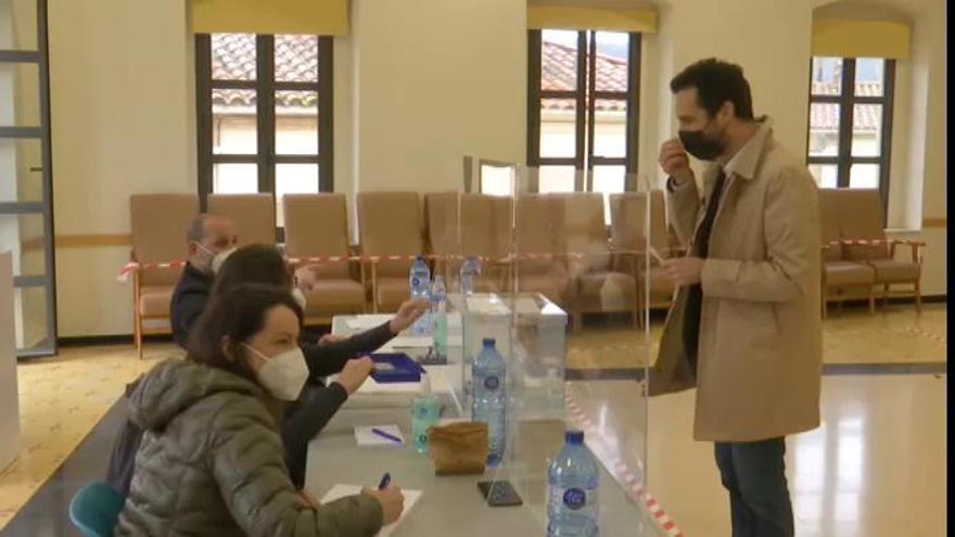 Roger Torrent vota en Sarriá de Ter y lanza un mensaje de "agradecimiento"