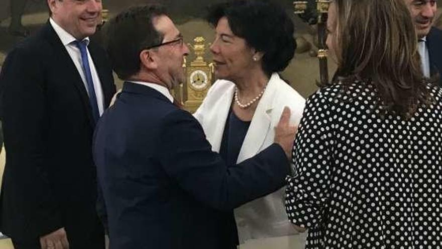 Genaro Alonso saluda a la nueva ministra de Educación, Isabel Celáa, antes de iniciarse la reunión en el Ministerio.