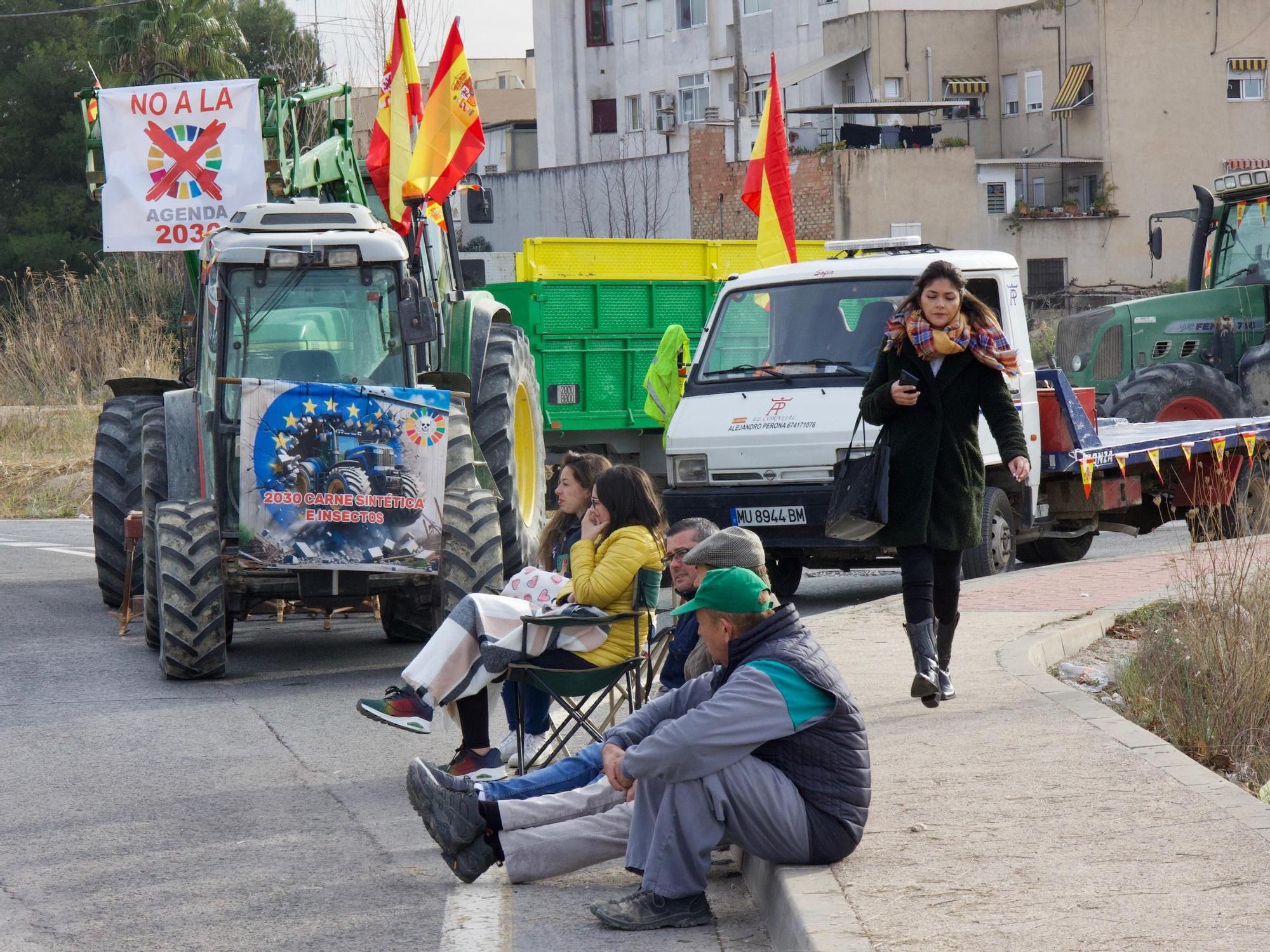 Las imágenes de la protesta de agricultores que ha colapsado el tráfico en Murcia