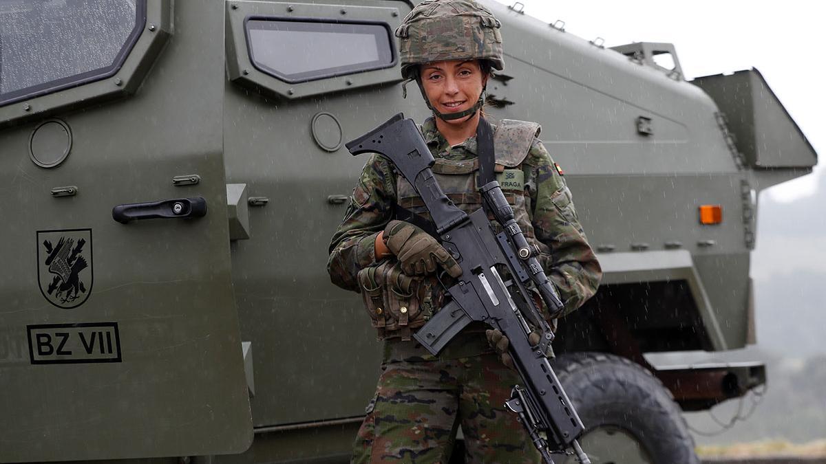 La sargento Fraga en la base de la Brilat con su arma el pasado miércoles