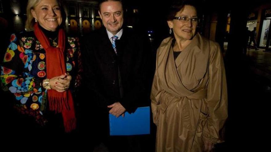 Mercedes Fernández, Joaquín Aréstegui y Trini Rodríguez, ayer, en el Parche.