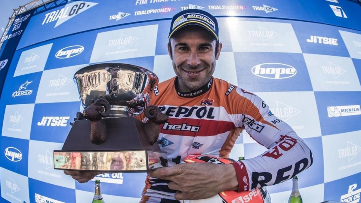 El catalán Toni Bou (Montesa-Honda) muestra el trofeo que le acredita como campeón del mundo por 22ª vez.