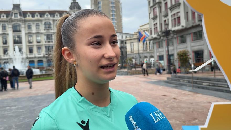 La historia de Sara Díaz, la joven ovetense que se hizo árbitro de fútbol con doce años y sueña con pitar un Mundial: &quot;Al principio lo pasaba muy mal con los insultos&quot;