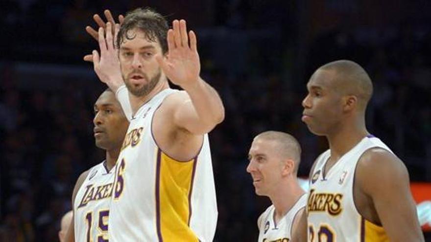 Howard acerca a los Lakers al &#039;play-off&#039; ante los Spurs (91-86)