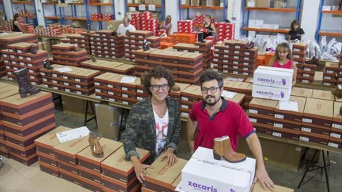 2.000 metros 8 Toni y Guillem Badias, en su almacén de calzado.