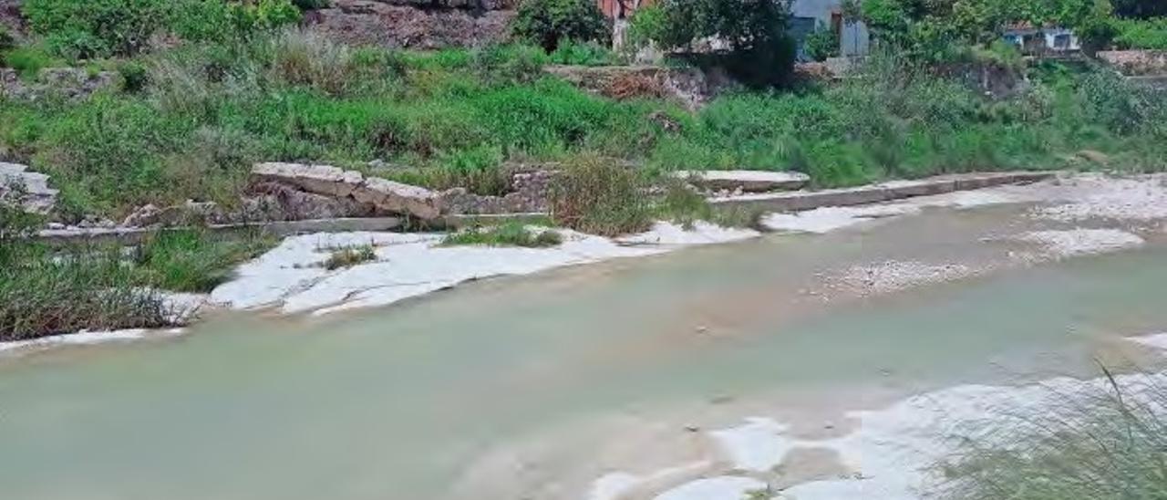 El río Cànyoles a su paso por el núcleo urbano de Moixent