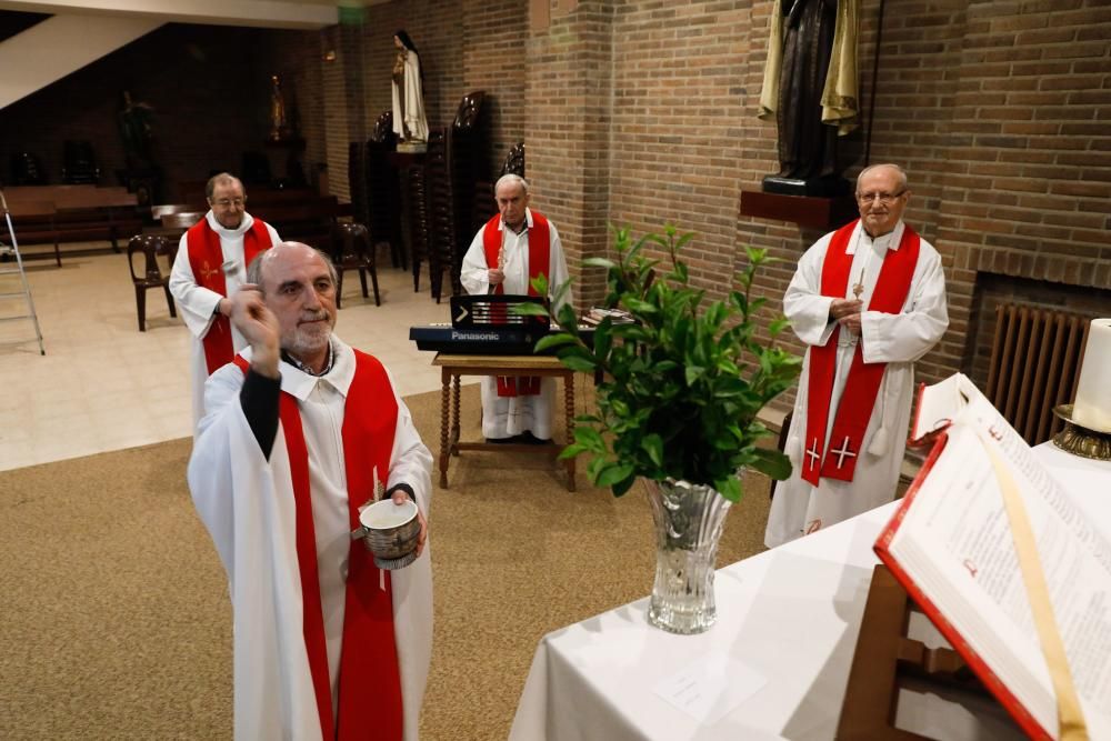 Los sacerdotes de Gijón ofician misa por internet
