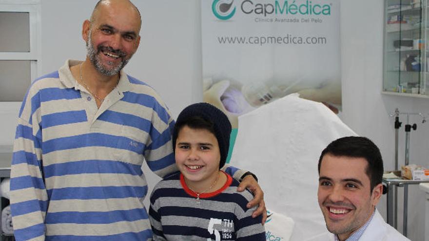 Benjamín López (izquierda) con su hijo Raúl y el doctor Néstor Santana en la clínica de Capmédica.
