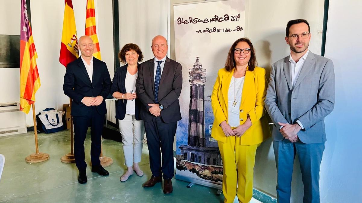 De izquierda a derecha, Adolfo Vilafranca Florit, el presidente del Consell Insular de Menorca; Ana Elices y César Alías, coordinadores del foro de Alergomenorca; Manuela García Romero, consellera de Salud de Baleares y Héctor Pons, alcalde de Maó.