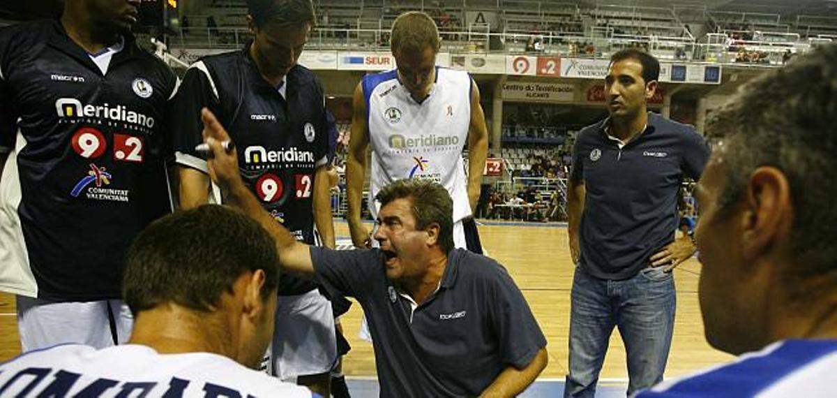 Óscar Quintana se dirige a sus jugadores durante un tiempo muerto