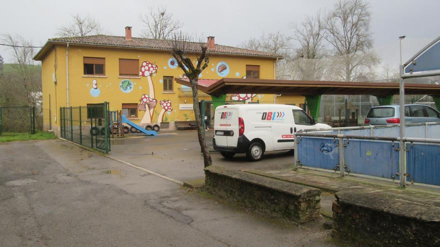 Iniciado el traslado de enseres de la Escuelina a la Escuela-hogar, en Cangas de Onís