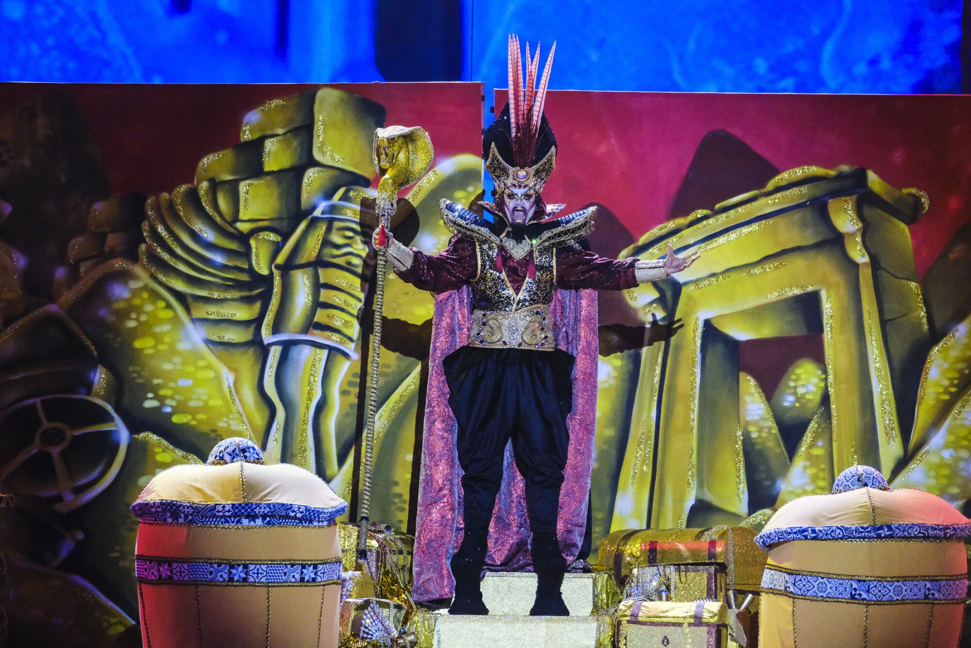 Número 2. Drag Hefesto (Yeremi González Hernández) Con el patrocinio de Ángel Díaz Tattoo y un diseño de Néstor Santana presenta el espectáculo ¡Uf! ¡Qué mal genio, guapa!