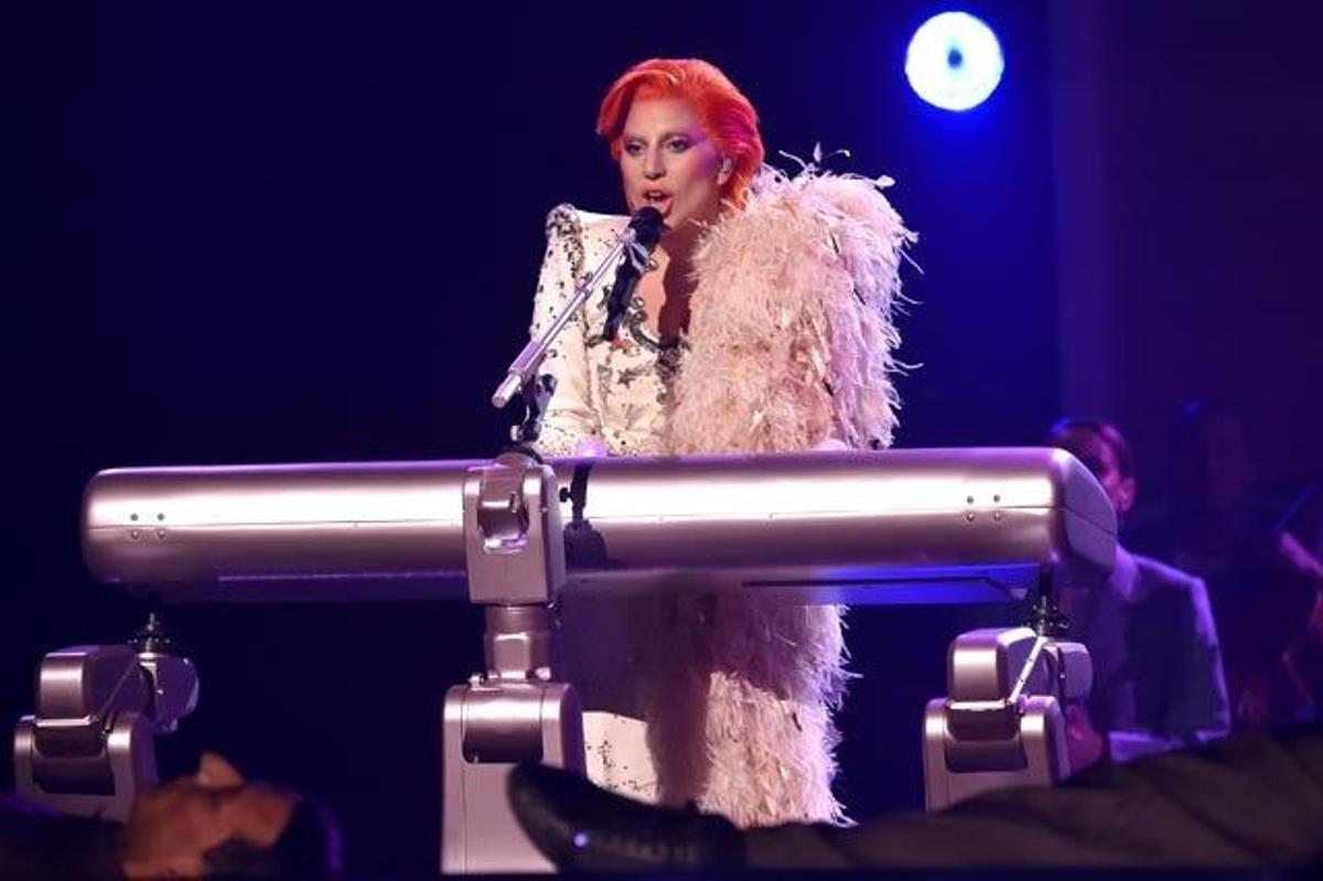 Lady Gaga interpretó nueve temas de David Bowie en los Grammy 2016.