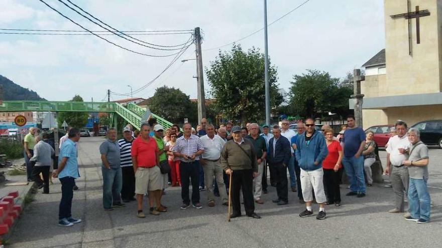 Los afectados por la autopista, ayer, concentrados ante la iglesia de Chapela para parar las obras. // Faro
