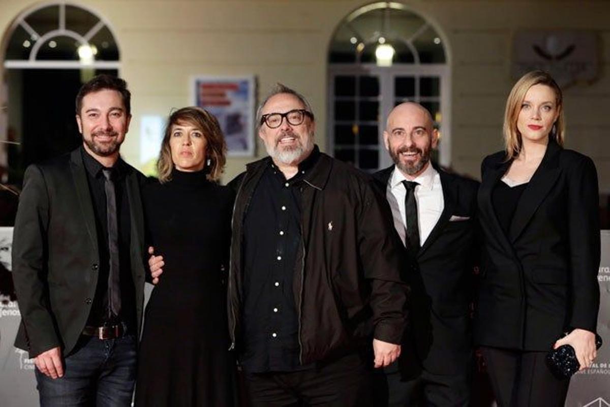 Kiko Martínez, Mercedes Gamero, Álex de la Iglesia, Jaime Ordóñez y Carolina Bang, en la première de El Bar en el Festival de Cine de Málaga.