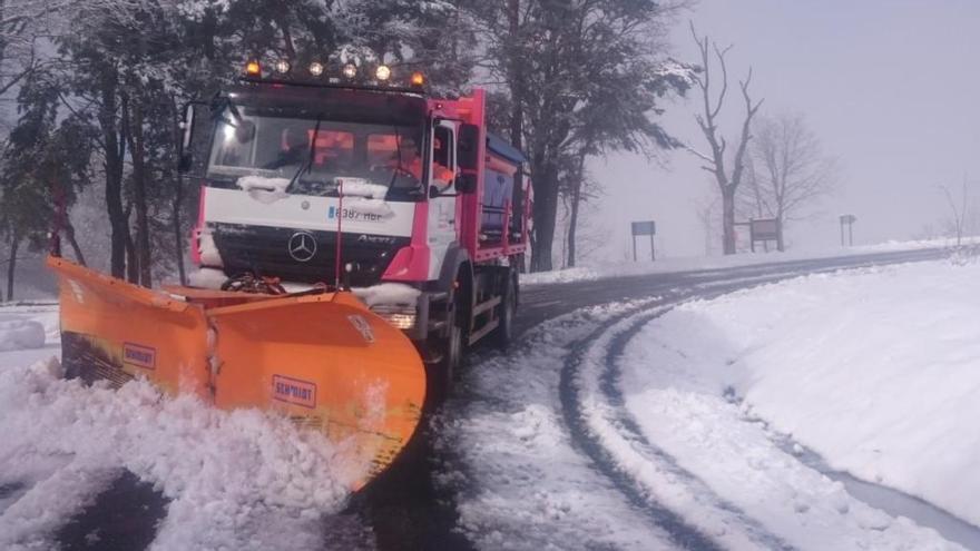 Una quitanieves limpia un tramo de carretera en Sanabria.