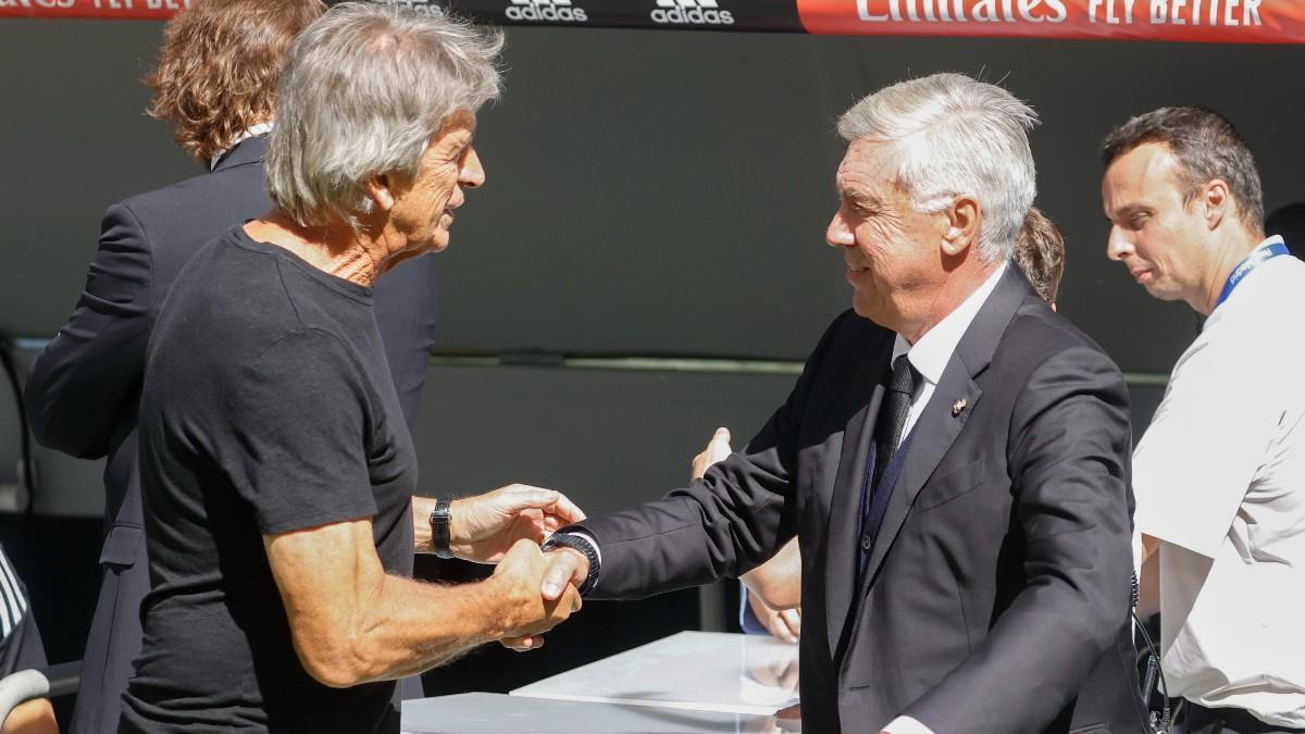 Pellegrini saluda a Ancelotti antes del duelo
