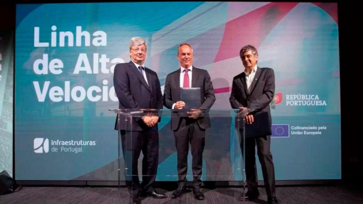 Cruz, Laloux y Fernandes tras la firma del contrato.