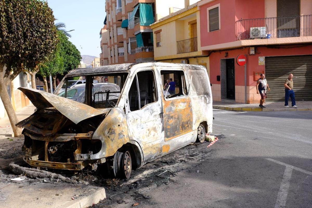 El estado en que ha quedado la furgoneta del padre del alcalde de Aspe