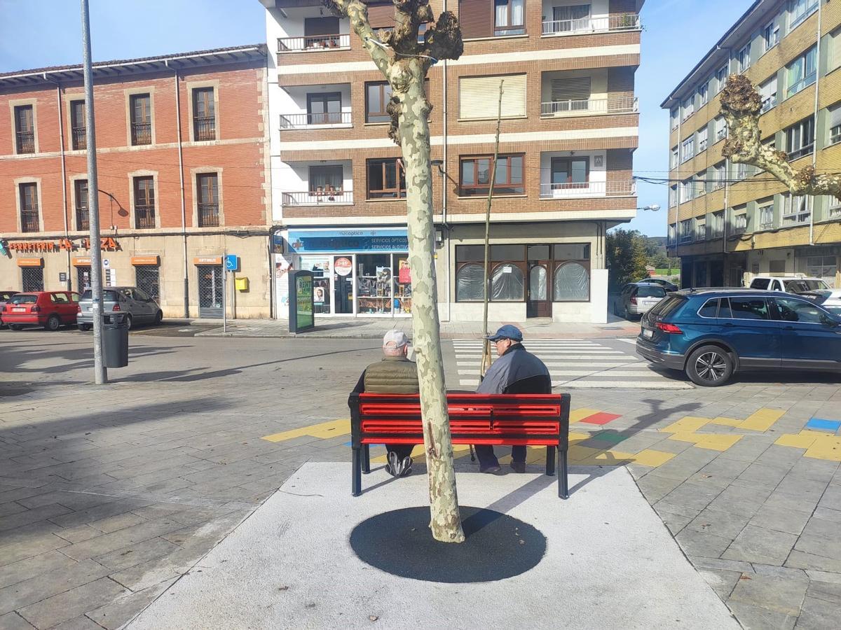 Dos jubilados en la plaza de un pueblo