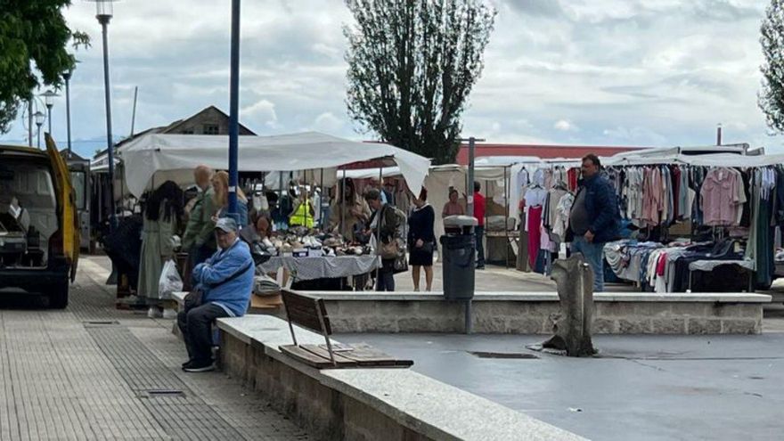 Mercadillo ambulante en O Sinal, el pasado viernes. | G.N.