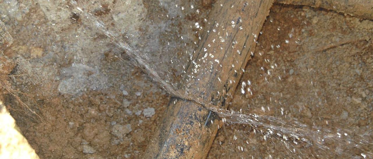 Las roturas de tuberías provocan pérdidas de agua en las redes municipales de la isla. | M.B.