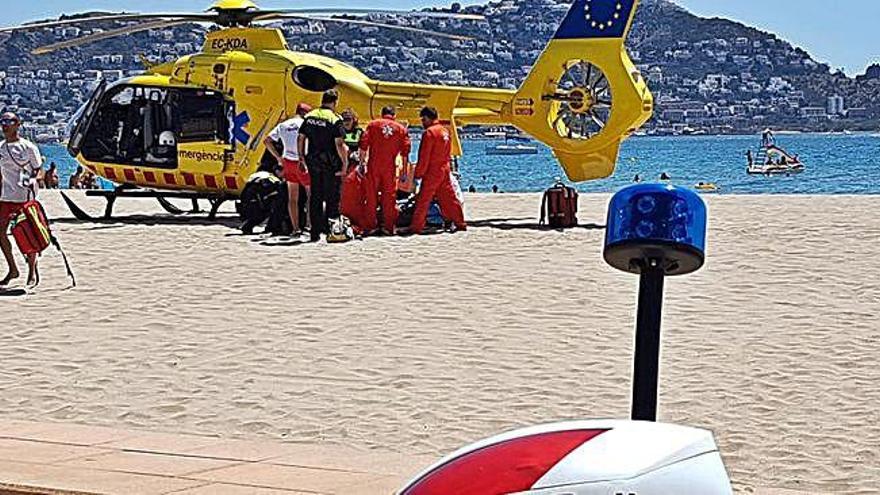 El moment del rescat de la dona a la platja de Roses, ahir al matí.