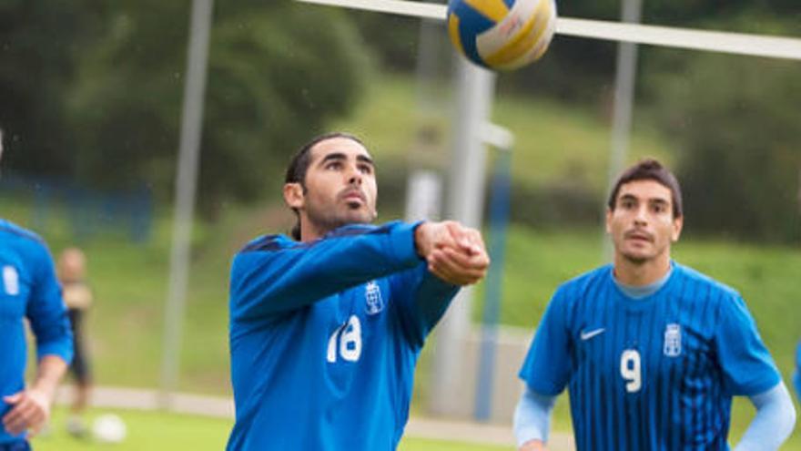 Jorge Rodríguez juega al voleibol en un entrenamiento.