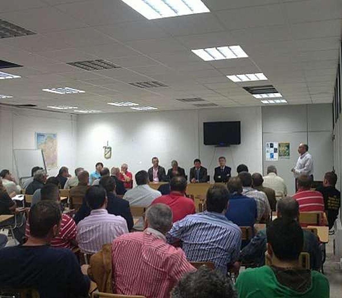 Acto de entrega de ordenadores a los clubes gallegos. / loc