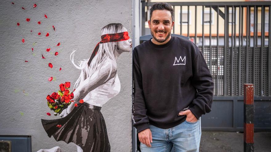 La llamada del amor de Tenerife: el mural &#039;El beso&#039; ya atrae a cientos de noveleros en sus primeras horas