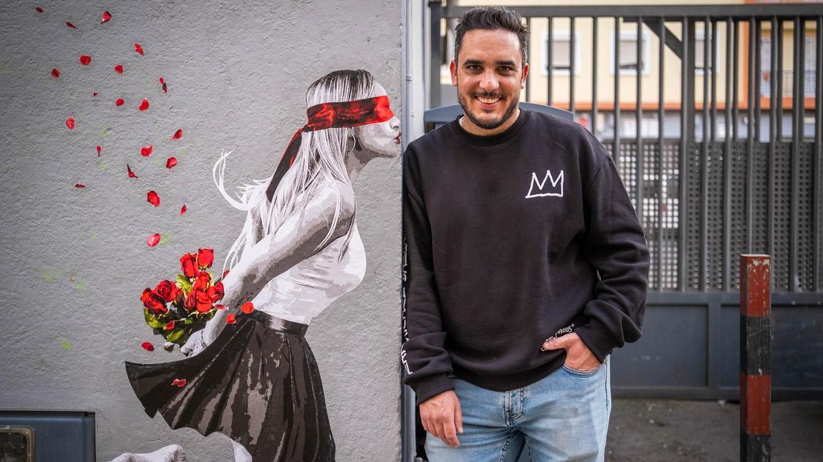 Alberto León posa este miércoles ante su mural de 'El beso' en La Laguna.