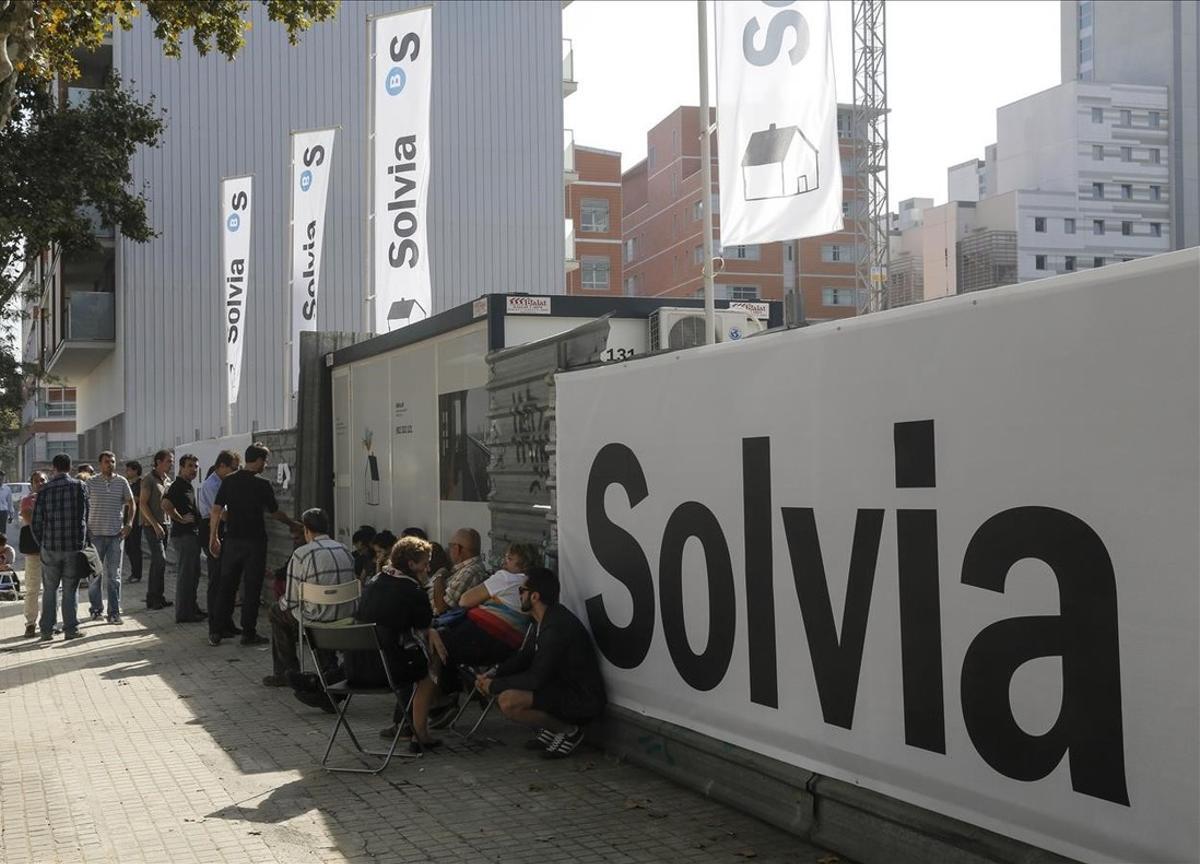 zentauroepp27522651 barcelona 10 10 2014 colas de personas ante la oficina de in180611204453