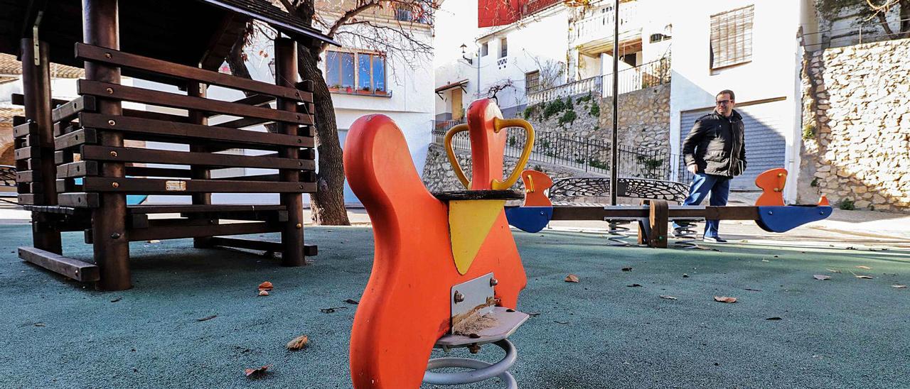 Parque infantil en Famorca, municipio sin nacimientos desde 1996, en una imagen previa a la actual crisis sanitaria. |