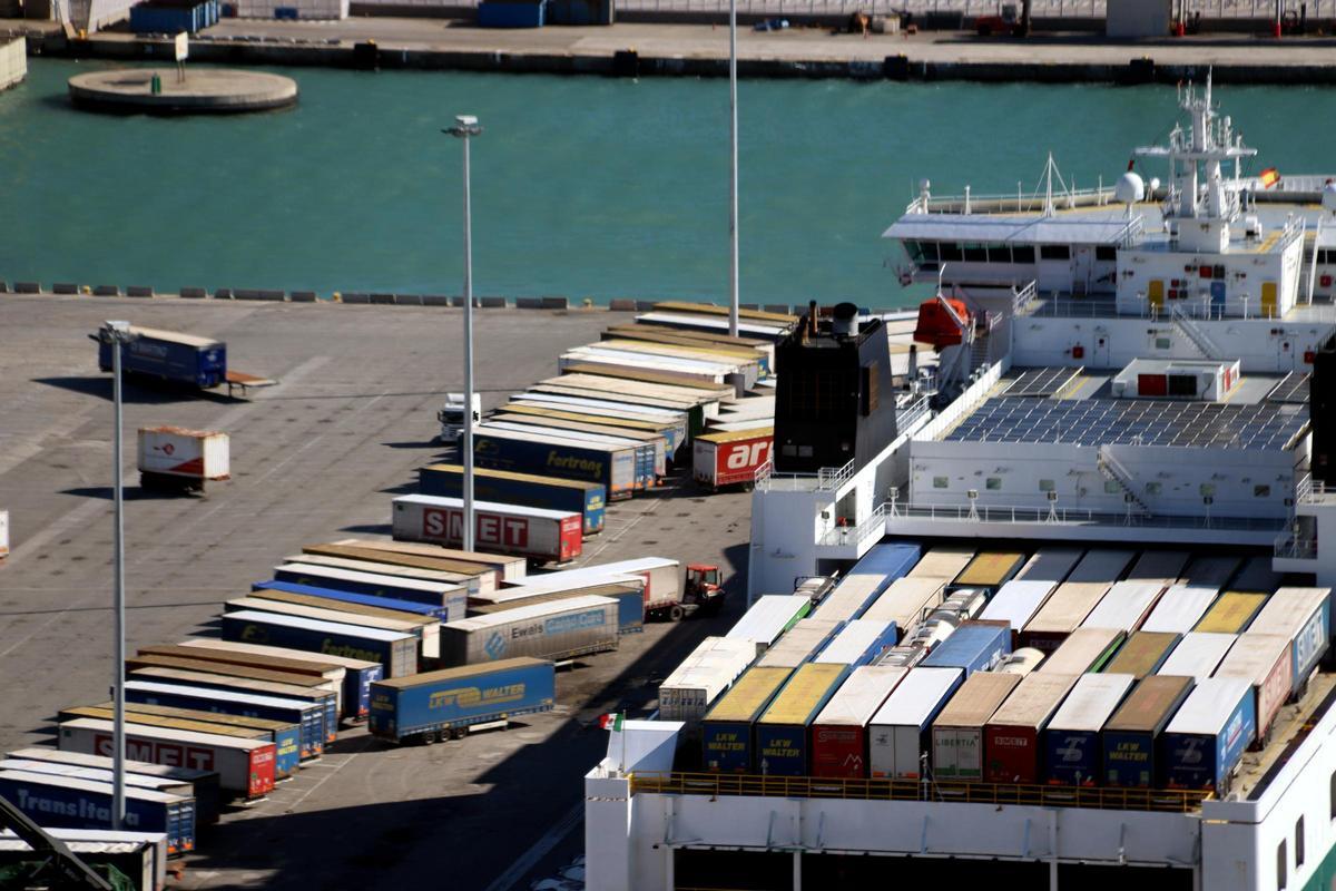 Un vaixell portacontenidors al Port de Barcelona