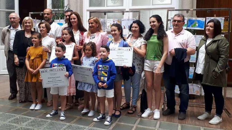 Los niños premiados en el concurso &quot;Debuxa a túa provincia&quot; con sus familias y la presidenta de la Diputación. // S. R.