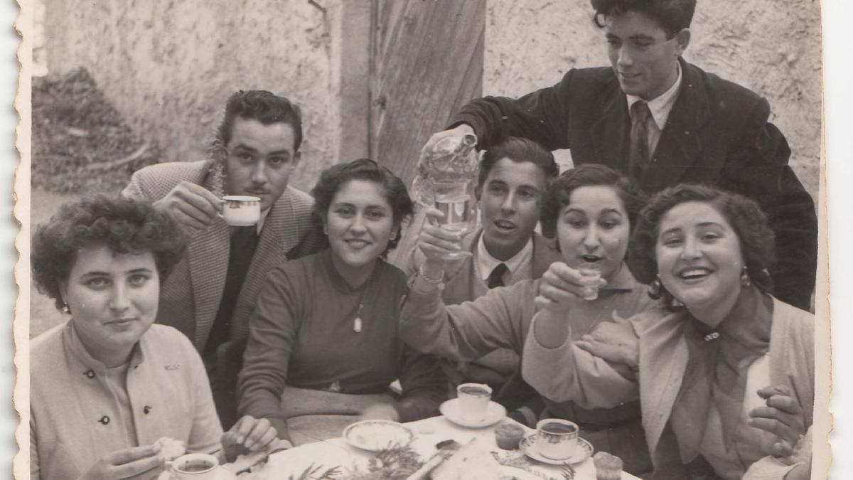 Un convite en 1954 con chocolate y "toña" para celebrar una boda en l'Alfàs del Pi.