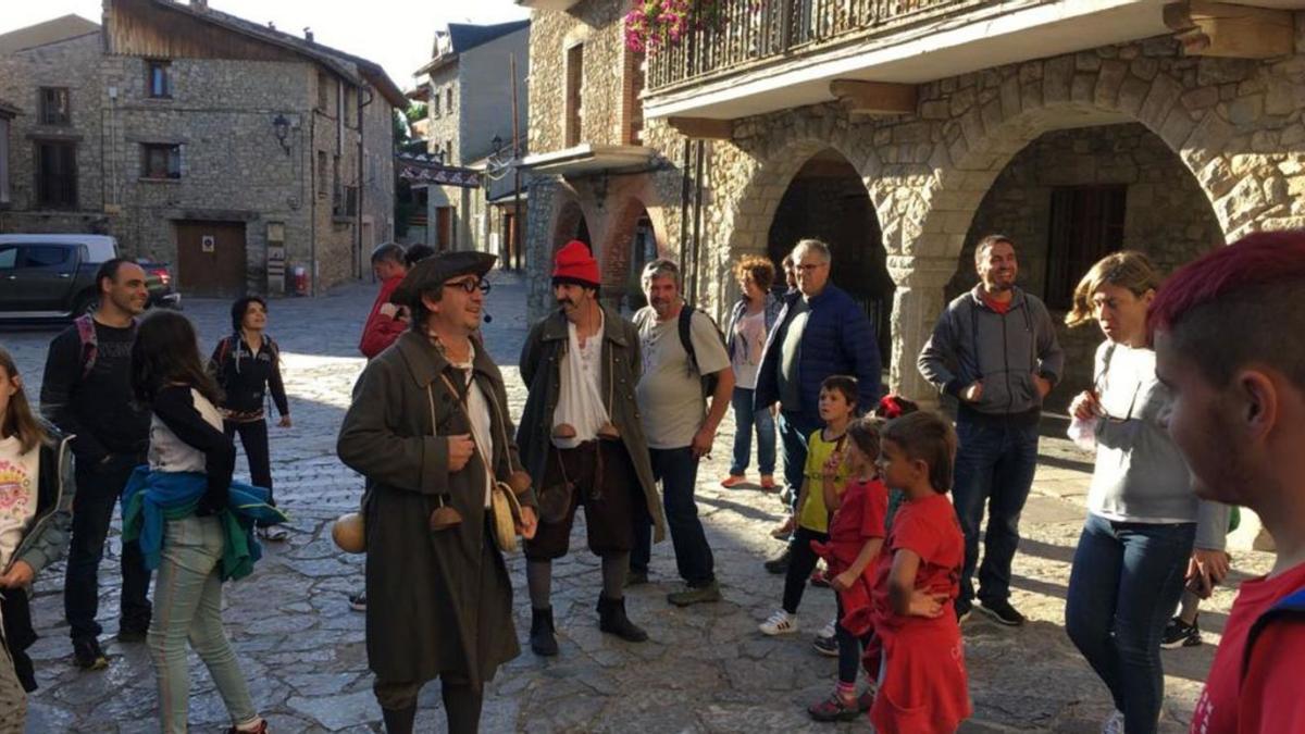 Els dos personatges locals, Cirera i Agràs, condueixen els visitants pel barri vell de Bellver | ARXIU/M.S.