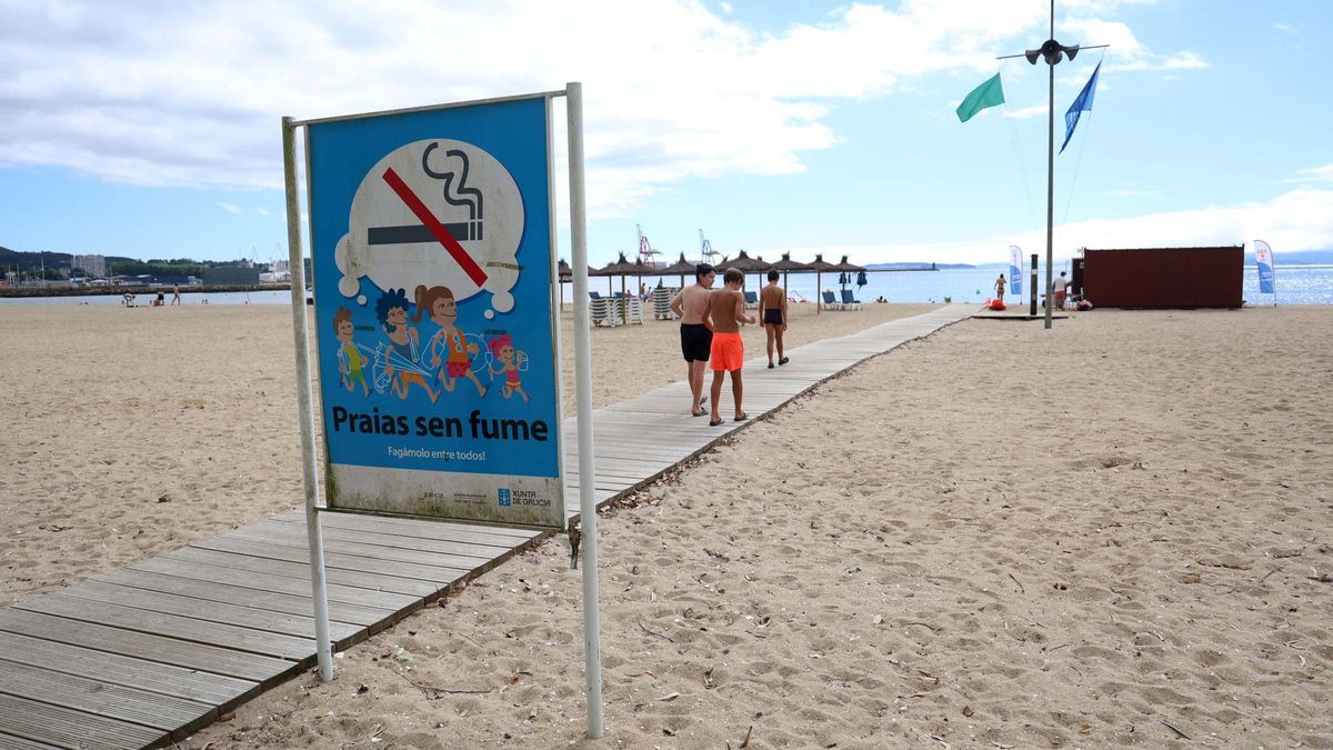 «Praia sen fume» de A Compostela, ayer.