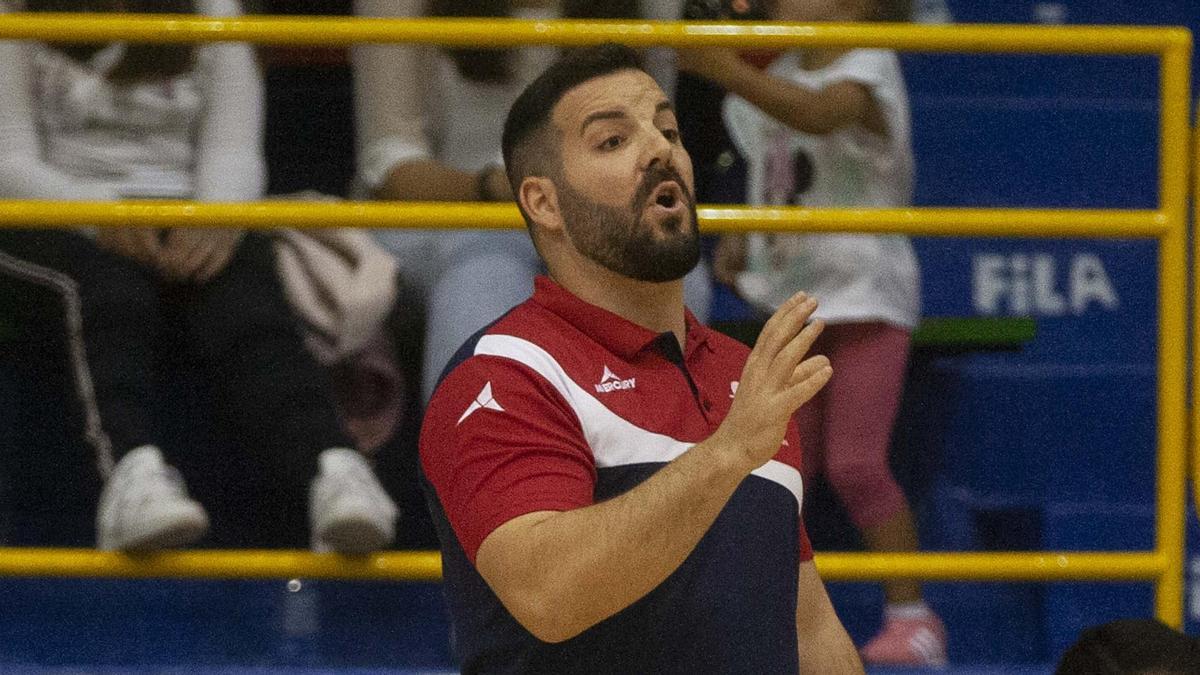 Iván López da instrucciones a sus jugadores.