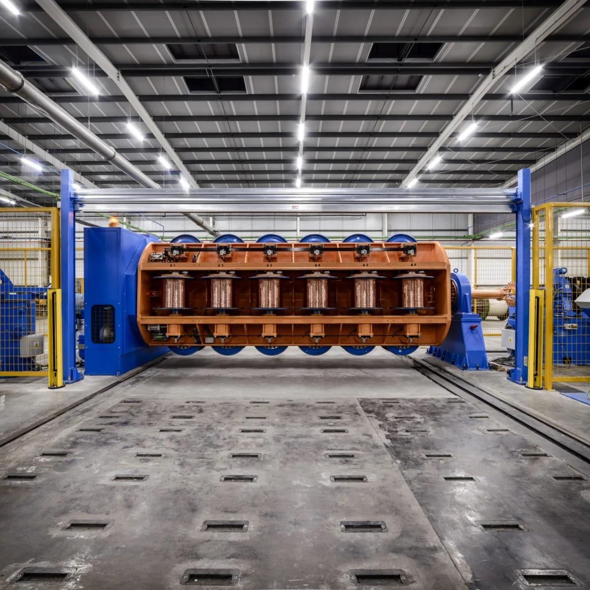 Interior de una de las factorías de Cabelte, que invertirá 150 millones en una nueva planta en Famalicão