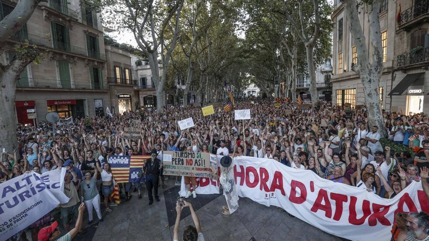 FOTOS | Miles de personas en la manifestación contra la saturación turística en Mallorca
