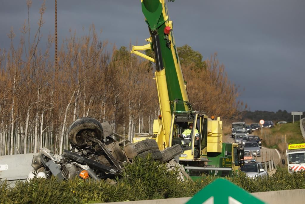 Un camión vuelca en la carretera de Manacor