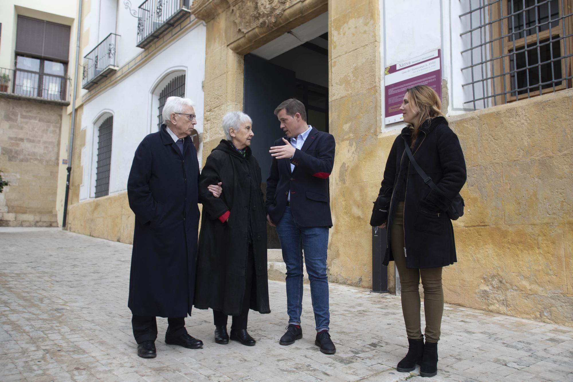 Xàtiva acoge la exposición con las obras de Miró, Tàpies o Armengol donadas por Raimon